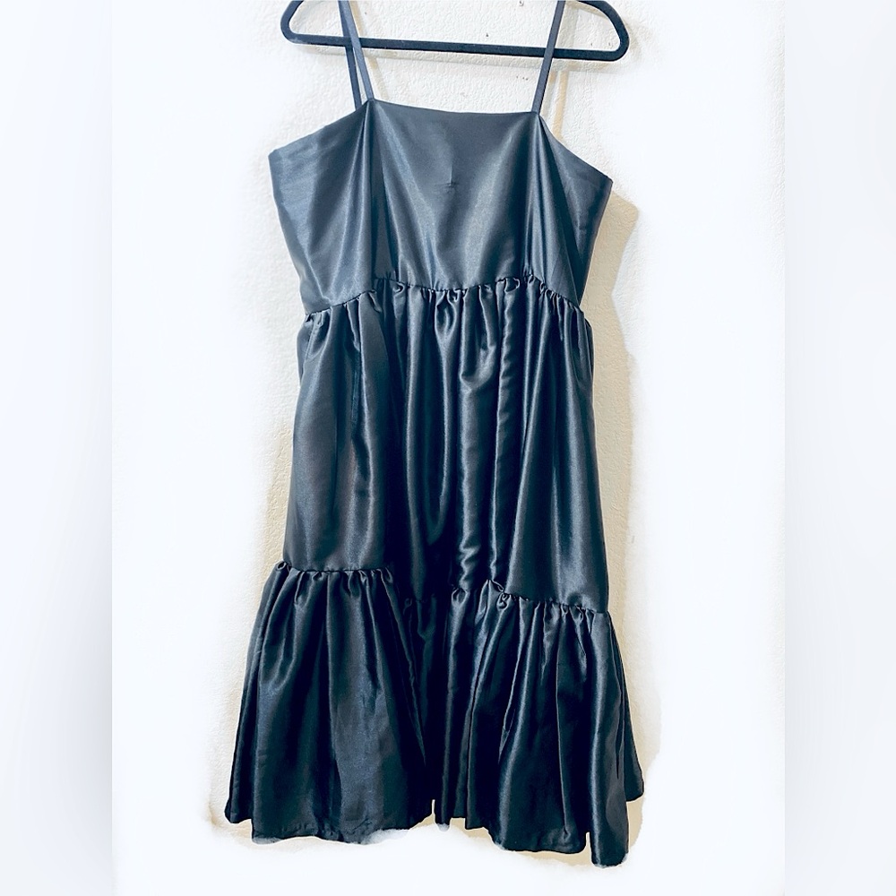 Elegant Black Satin Dress - Picture 4 of 7